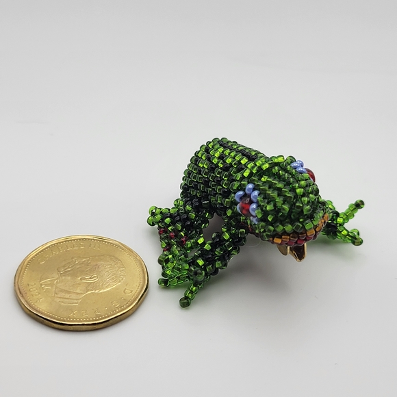 CUTE Vintage Beaded Frog Brooch in C-clasp - Picture 4 of 14